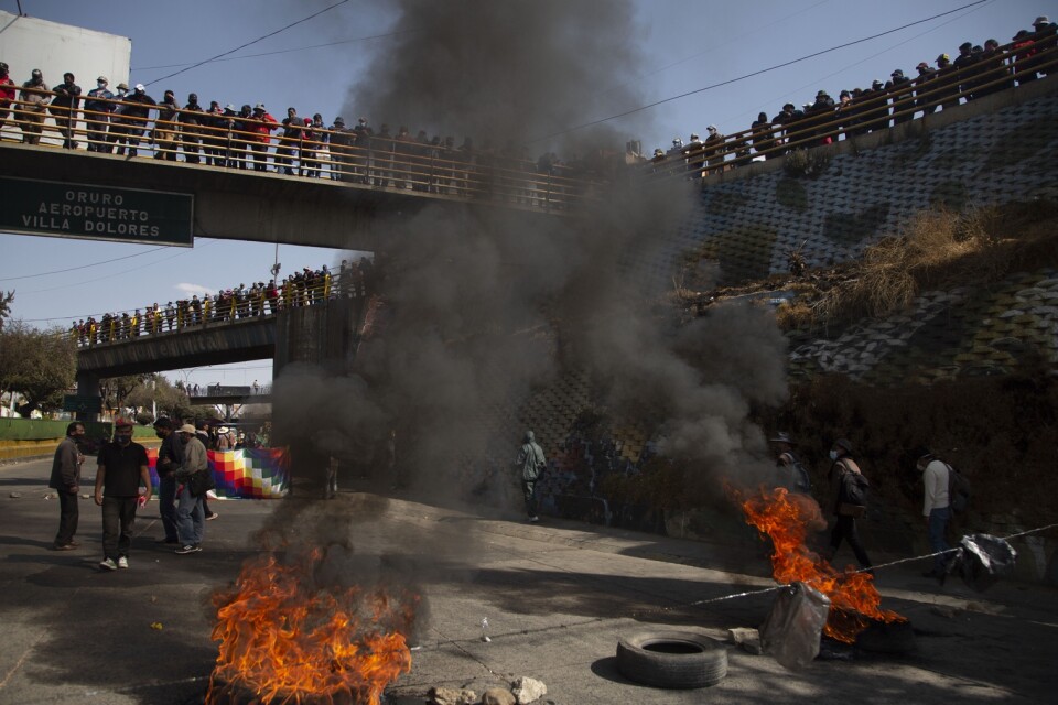 Bolivianer i El Alto demonstrerade under måndagen mot att den tillfälliga regeringen skjutit upp valet till den 18 oktober.