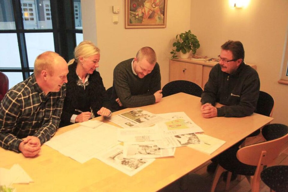 Jerker Larsson, projektansvarig för lekplatsbygget, Lisbeth Johansson, marknadschef, och längst till höger Hans-Åke Nilsson, parkansvarig, samtliga på UEAB, diskuterar lekplatsens utformning med kommunalrådet Lars Holmin.