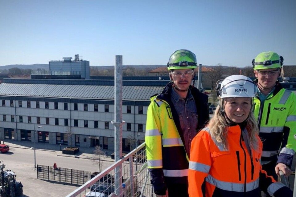 Skånetrafikens huvudkontor byggs på Norra station. Anna Nilsson (Hibab), Daniel Hallström och Alexander Thörnquist (båda från NCC) inspekterar taket, där solceller ska läggas.