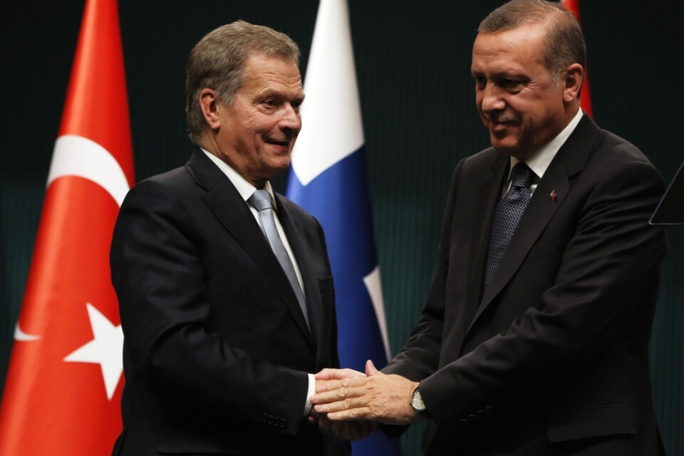 Finlands president Sauli Niinistö och hans turkiske motsvarighet Recep Tayyip Erdogan skakar hand i Ankara 2015.