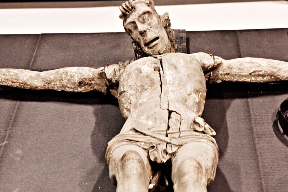 Krucifixet från Mjällby är ”Månadens föremål” på ett stängt museum.