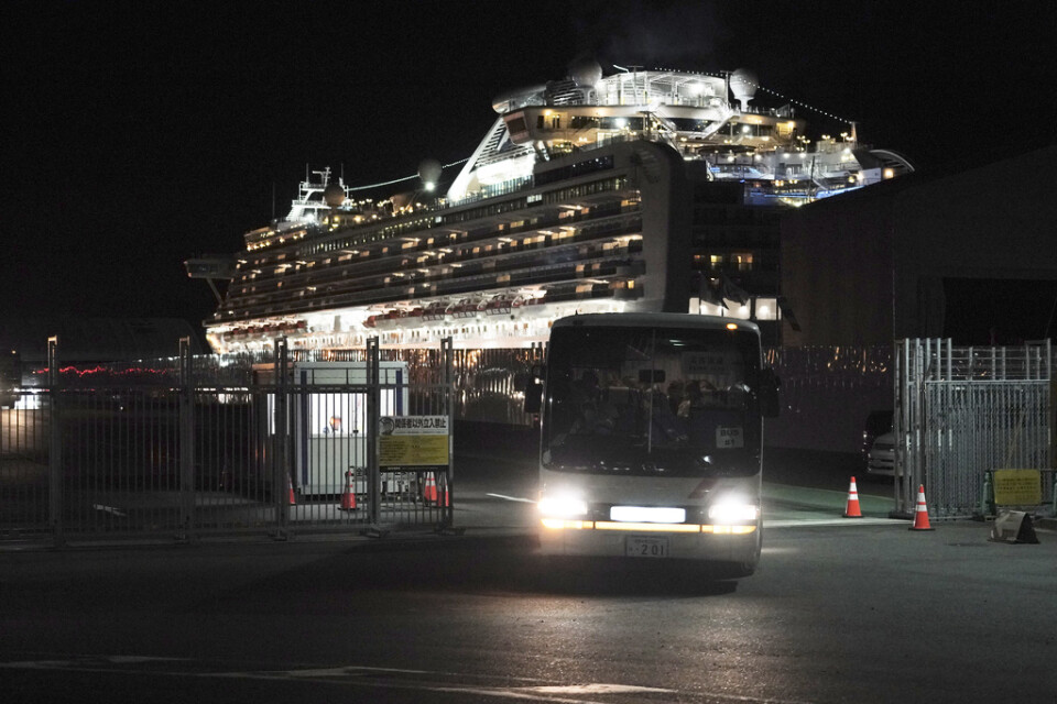 Australiska passagerare lämnar fartyget i bussar i hamnen i Yokohama. Arkivbild.