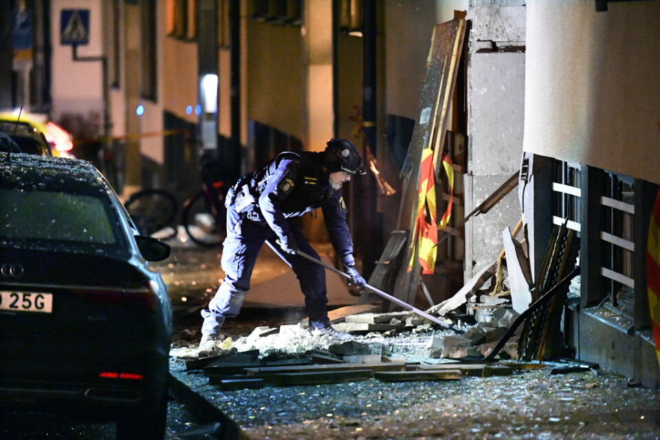 Kriminaltekniker arbetade på platsen explosionen på Östermalm i Stockholm. En bil blev totalförstörd och explosionen orsakade även stora skador på intilliggande fastigheter. Arkivbild.