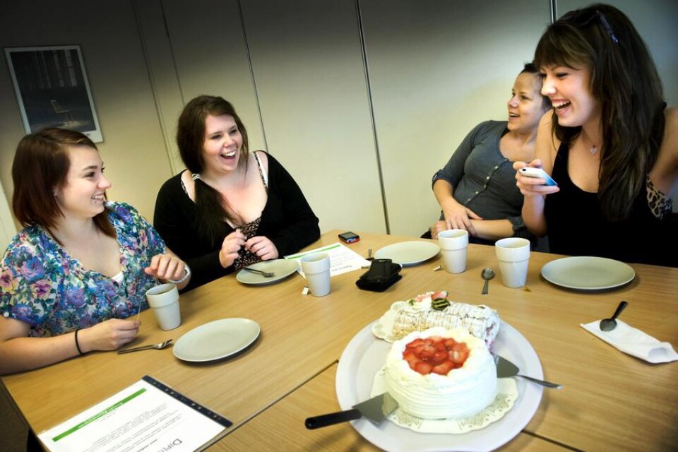 Sara Elofsson, Nathalie Karlsson, Sarah Haglund och Maja Stiegson firade kursavslutningen med tårta.