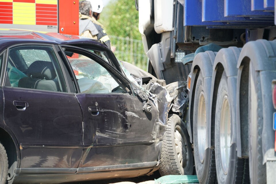 Bil och lastbil kolliderade efter att lastbilschauffören bytt fil.