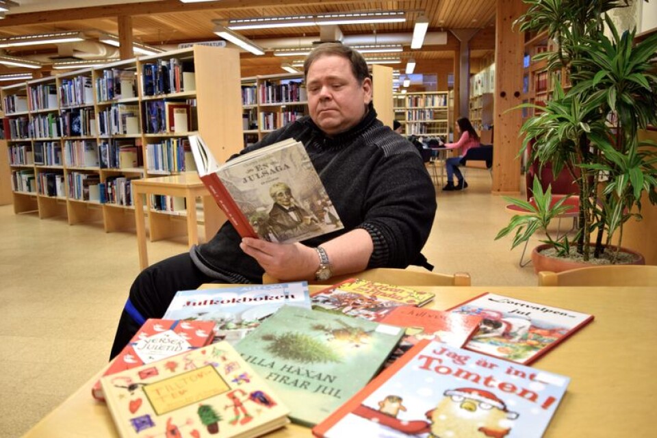 Bibliotekarie Ingvar Gottfridsson med sin favoritjulbok, Charles Dickens ”En julsaga”.