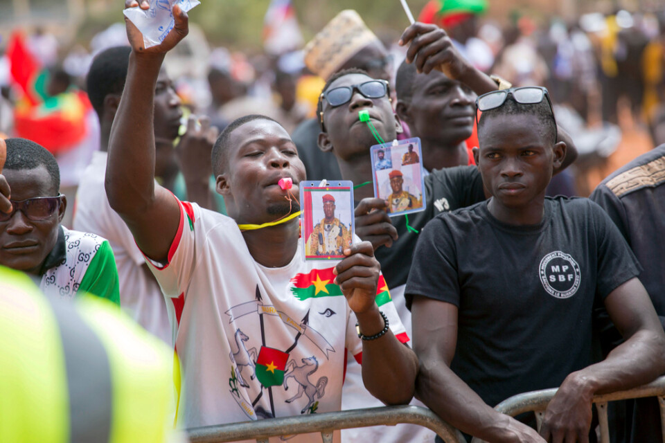 Anhängare till juntaledaren Ibrahim Traoré i Burkina Fasos huvudstad Ouagadougou.