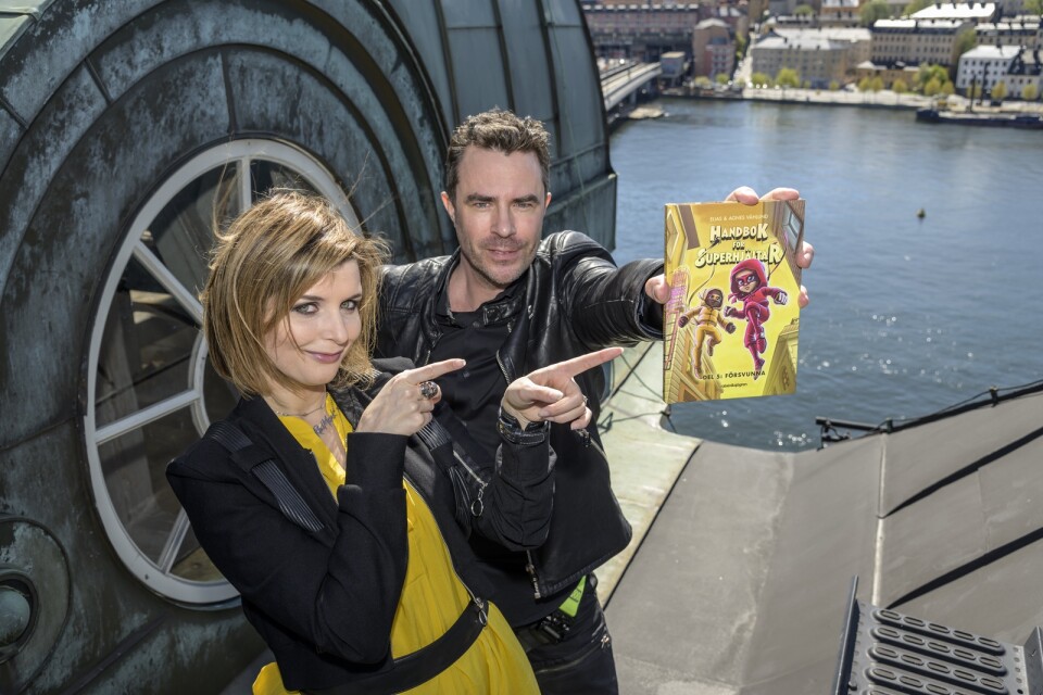 Författarparet Elias och Agnes Våhlund är aktuella med den femte delen i sin bästsäljande barnboksserie "Handbok för superhjältar".