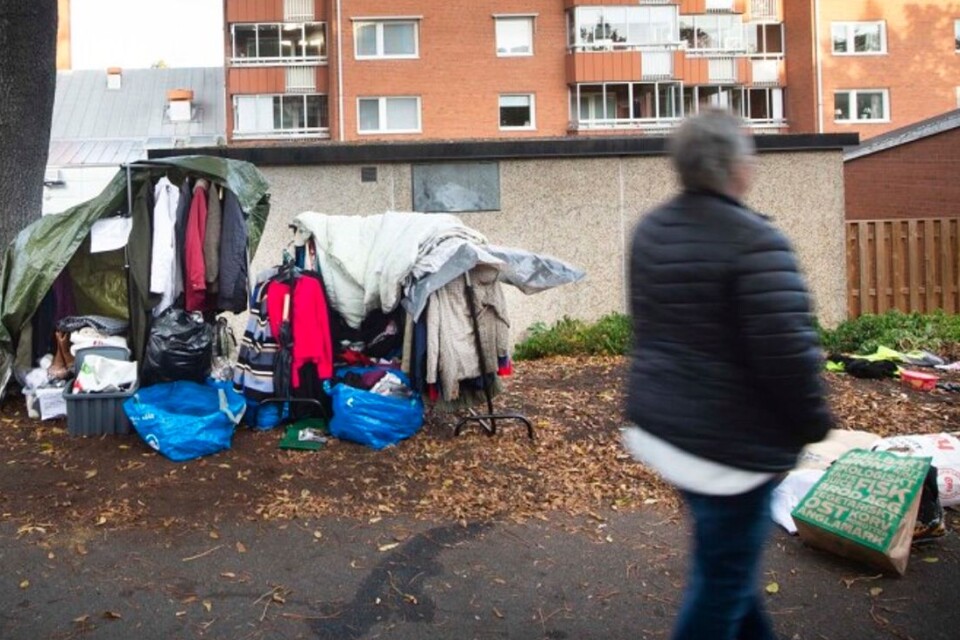 Nidar Amedi and Frida Johnsson help homeless people in Kristianstad. They have set up several clothes rails at Östra Boulevarden (near Sommarro).