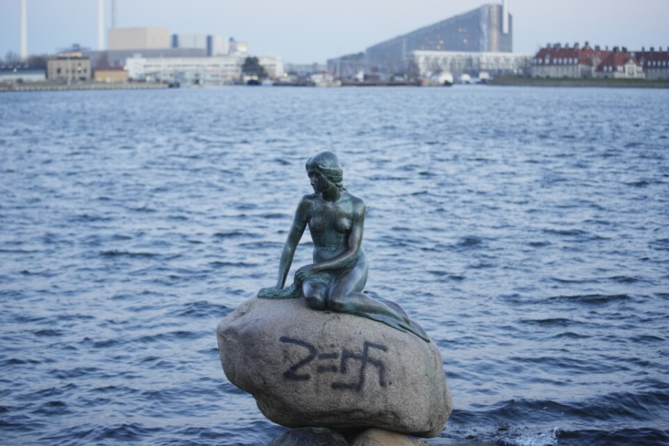 Statyn "Den Lille Havfrue" (Den lilla sjöjungfrun) har utsatts för skadegörelse.