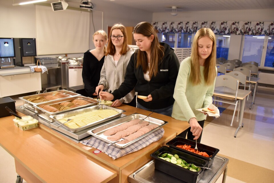 På Bokelundsskolan i Sölvesborg införs under vårterminen skolfrukost på försök.