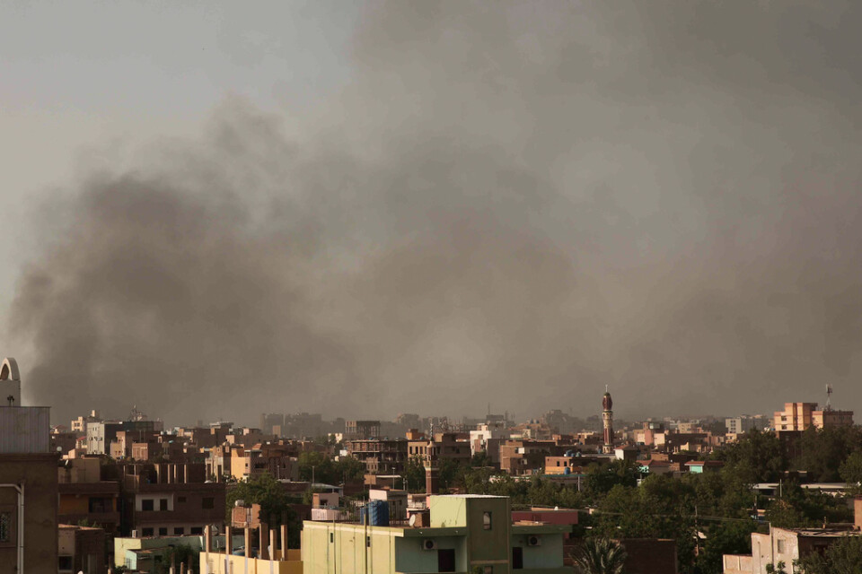 Rök över Sudans huvudstad Khartum i slutet av april. Arkivbild.