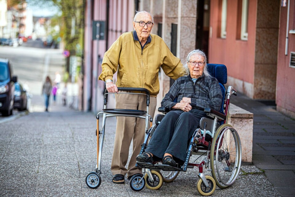 Olle, 97, slåss för sig och sin 91-åriga sambo. Han är så besviken på det Sverige han tidigare alltid hållit så högt. ”Varför anses en 97-åring bara som besvärlig?”, undrar Ölandsbladets chefredaktör Peter Boström, som är kompis med Olle.