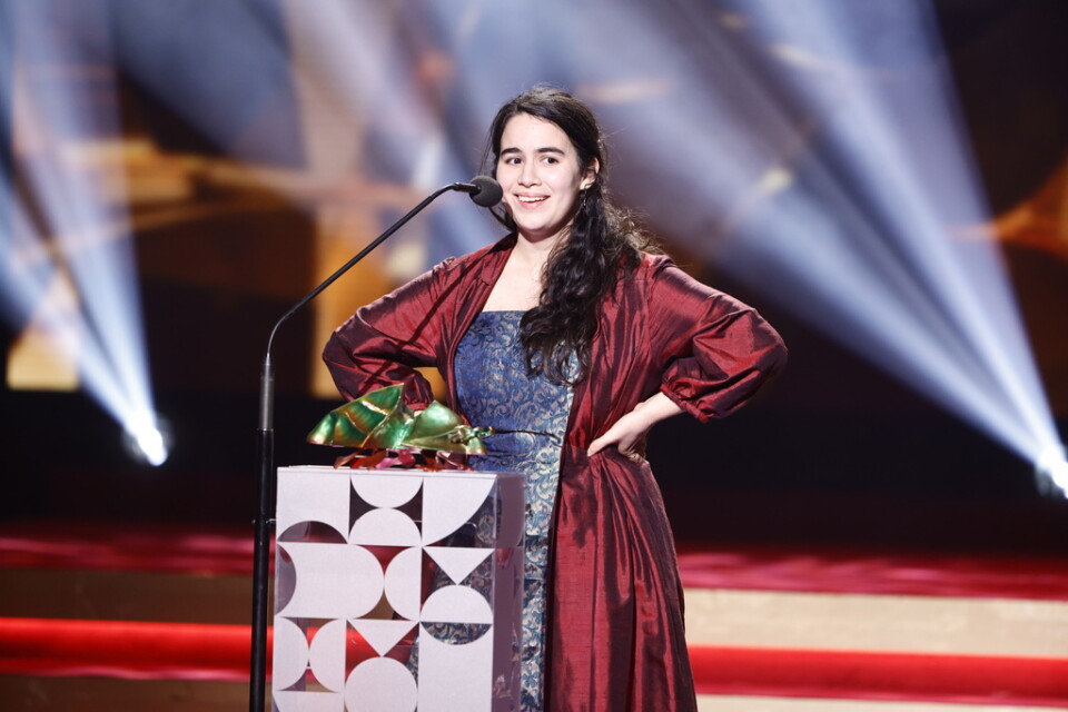 Nathalie Álvarez Mesén tar emot priset för bästa regi för filmen "Clara Sola" under Guldbaggegalan på Cirkus i Stockholm.