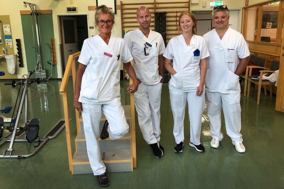 Sjukgymnast Annika Welin, sjukgymnast Joakim Svensson, arbetsterapeut Josefin Nicander och överläkare Klas Gränsbo är några av de som ingår i teamet kring covid-rehabpatienterna.
