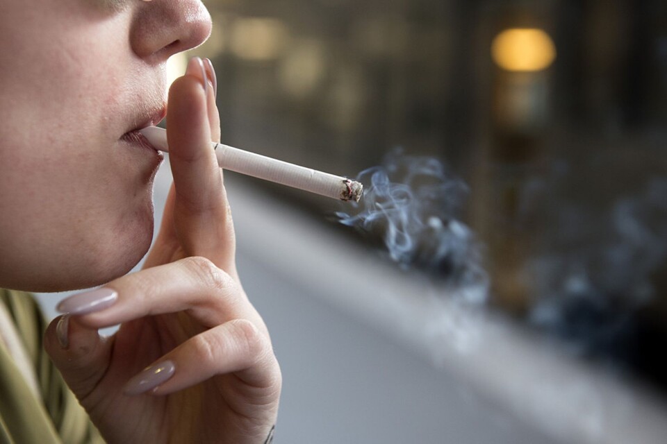 Lars Almström i Näsum påminner om tobaksrökningens faror och utsläppen som förstör vårt klimat. Foto: Jessica Gow / TT