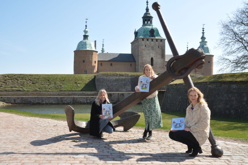 Anna Wallin, Malin Albertsson och Malin Johansson i en av Kalmars mest välkända miljöer, där även huvudpersonerna i deras bok hänger.