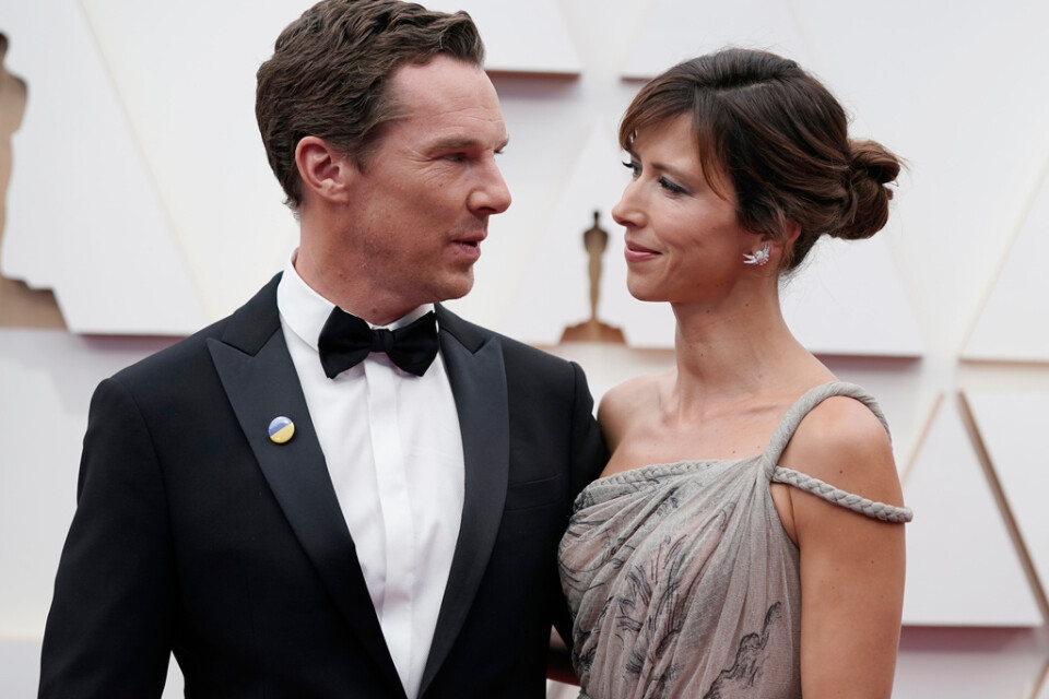 Benedict Cumberbatch tillsammans med hustrun Sophie Hunter på Oscarsgalan i Los Angeles. Cumberbatch var nominerad till en Oscar för sin roll i "The power of the dog" men priset gick till Will Smith. Arkivbild.