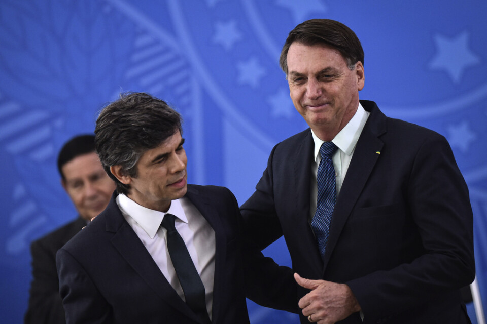 För mindre än en månad sedan omfamnade Brasiliens president Jair Bolsonaro, till höger, sin nyutnämnde hälsominister Nelson Teich. Nu avgår Teich efter oenighet med presidenten om coronapolitiken. Arkivbild