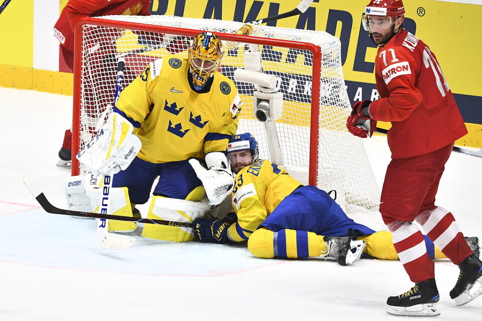 Jacob Markströms och Oliver Ekman Larssons (liggande) Tre Kronor hade en tung afton i 4–7-förlusten mot Ryssland i hockey-VM.