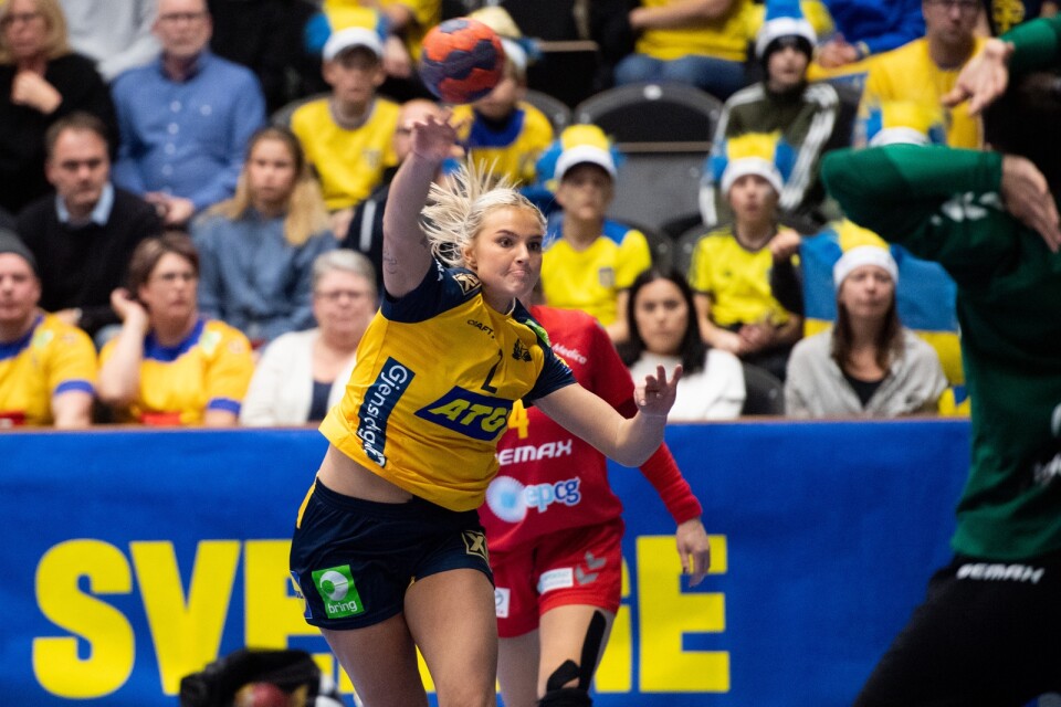 Trelleborgaren Clara Lerby tar ett avslut i matchen mot Montenegro. Sverige vann stort i träningsmatchen inför VM.