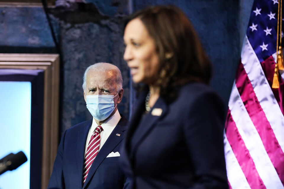 Demokraten Joe Biden, som vann presidentvalet i USA, lyssnar på sin blivande vicepresident Kamala Harris.