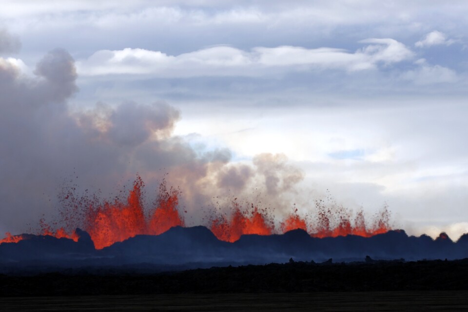 Eld och rök från en lava på nordvästra delen av Island.