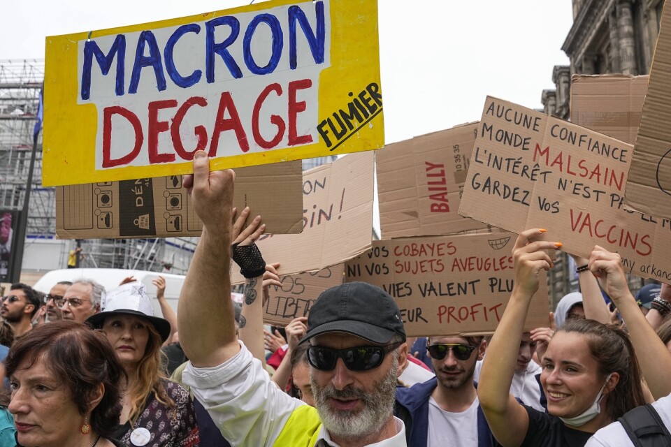 Vaccinmotståndare protesterade den 17 juli efter att president Emmanuel Macron meddelat fler vaccinkrav – bland annat att vårdpersonal måste vaccinera sig för att få behålla sitt arbete. Det kravet trädde i kraft den 15 september. Arkivbild.