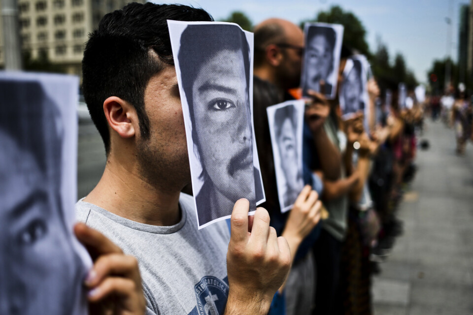 Studenter under en manifestation i fjol utanför presidentpalatset i Santiago till minne av den mördade Camilo Catrillanca. Arkivbild.