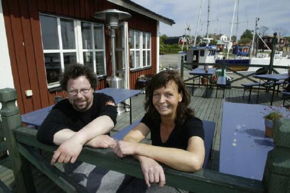Krögarpar. Johan Törnquist och Kirsti Wastring har tagit över restaurangen och butiken på Hanö. Paret är en av tre nya entreprenörer på ön den här sommaren. Foto: Pär-Magnus Ström