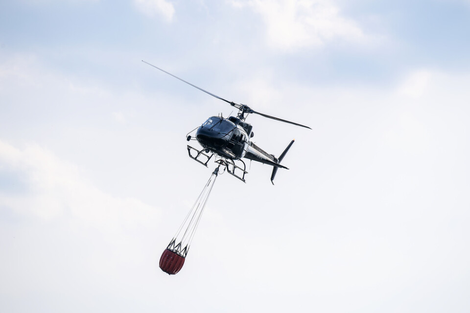 Vattenbombande helikoptrar deltog vid släckningsarbetet i juni. Arkivbild.