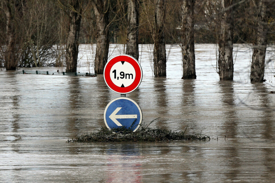 En översvämmad väg i Peyrehorade.