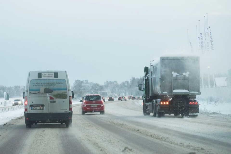Snö och hårda vindar har ställt till med flera trafikolyckor i södra Sverige under tisdagsdygnets första timmar.