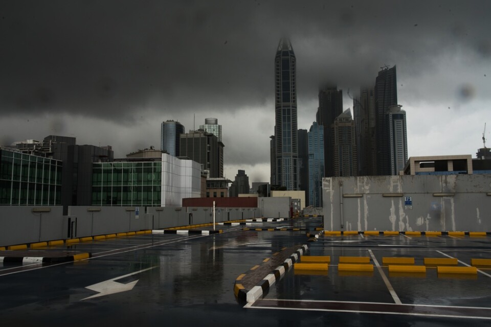 Mörka moln tornar upp sig över Dubai i Förenade arabemiraten – ett av de länder i Mellanöstern där oljan är en viktig del av ekonomin.