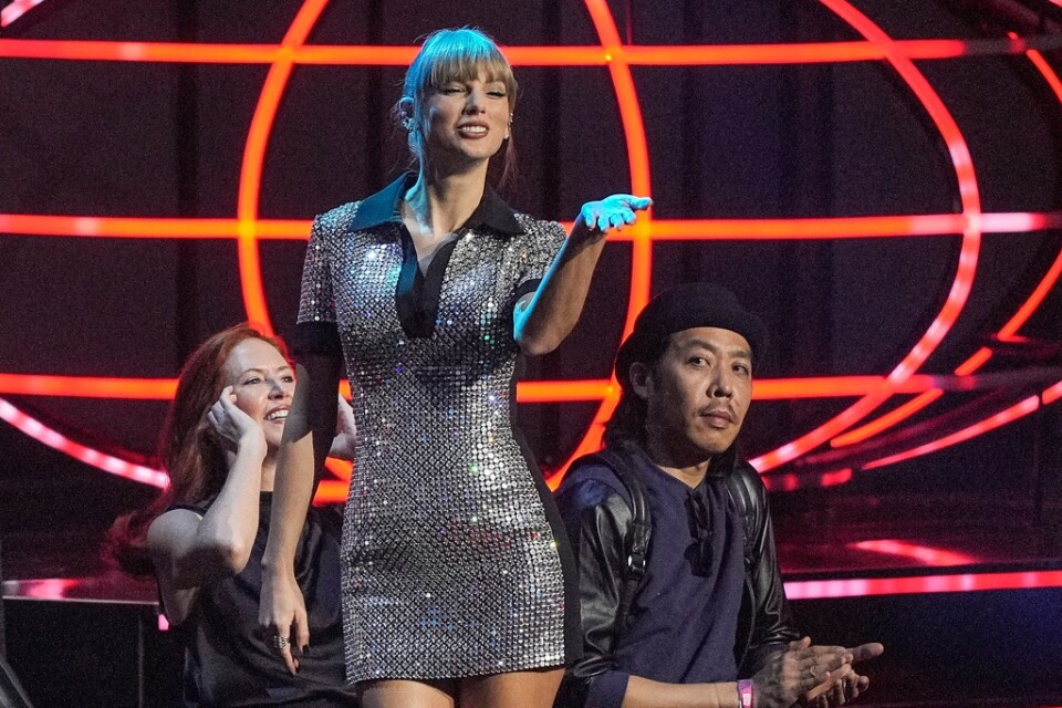 Taylor Swift hade en bra kväll och inkasserade fyra priser på MTV Europe Music Awards-galan i Düsseldorf.