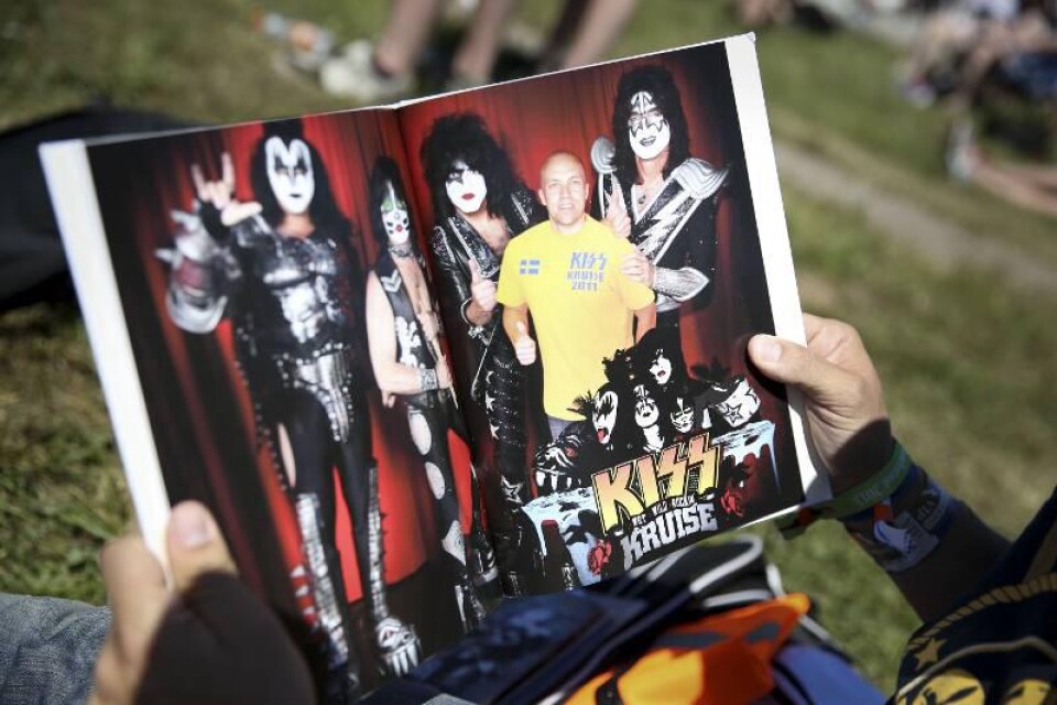 40 konserter. Kiss har hängt med Magnus Fredriksson sedan barnsben. "Deras bäst före datum är passerat, men de kommer att spelar tills de stupar" tror han, och laddar in för konserten. Spiknykter.