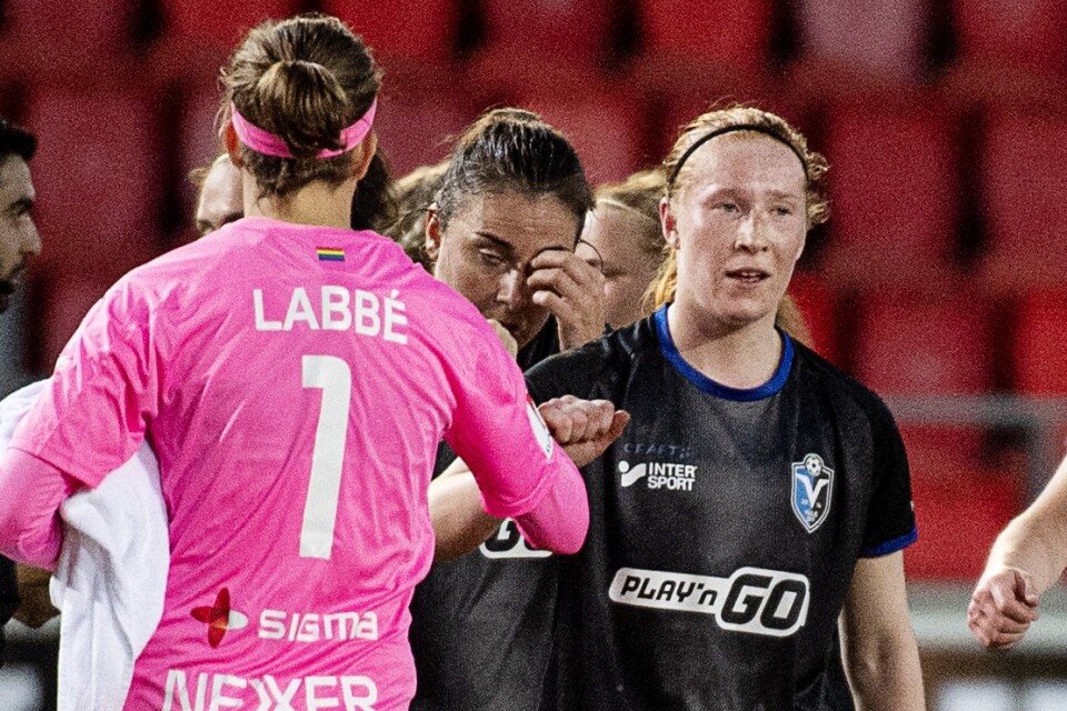 Tilde Johansson tackar Rosengårdsmålvakten Stephanie Labbé efter matchen.
