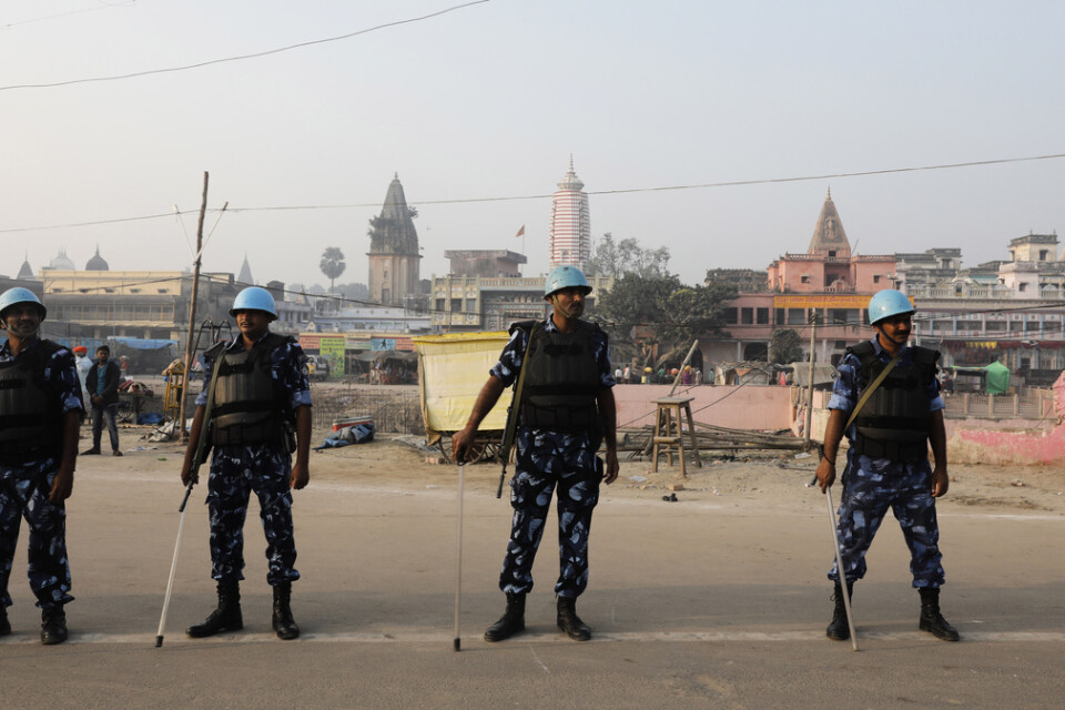 Säkerhetsstyrkor vaktar det omstridda heliga området i Ayodhya.