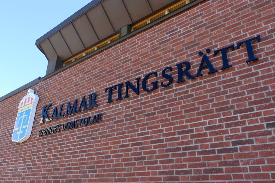 Kalmar tingsrätt dömer de två unga männen till fängelse för rån.
