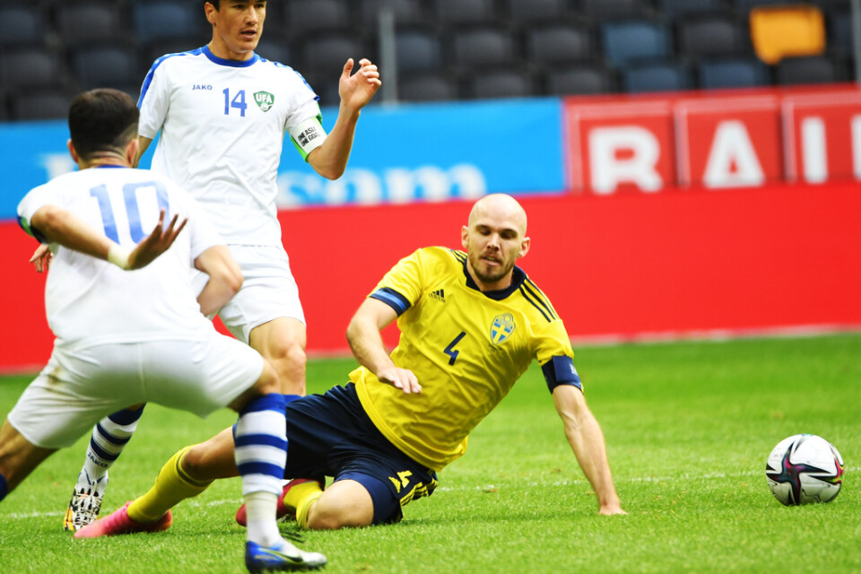 Marcus Danielson i aktion mot Uzbekistan. Med frågetecken för både Filip Helander och Emil Krafth är han aktuell för spela mot Grekland i VM-kvalet på onsdag.