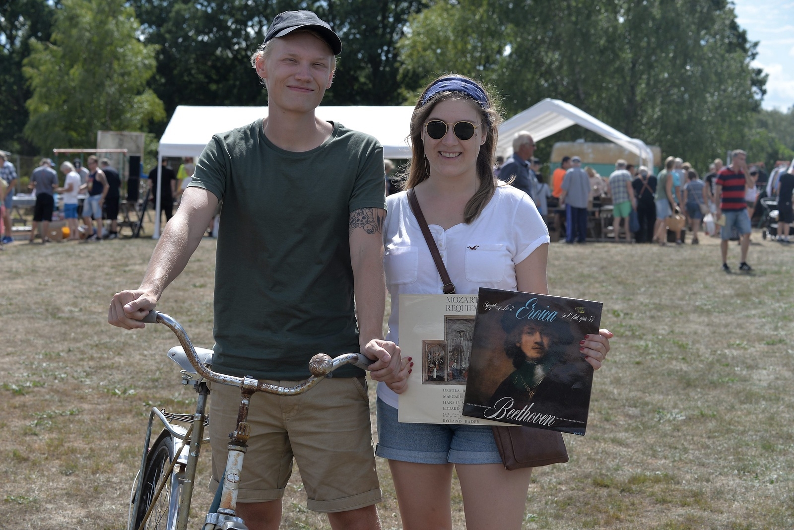 Teodor Tholle och Linnéa Lindqvist Fant hade fyndat både klassisk musik på LP och en cykel för 100 kronor.