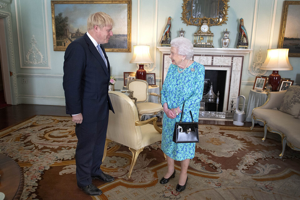Boris Johnson och drottning Elizabeth II vid ett möte i juli. Nu har de talats vid igen. Arkivbild.