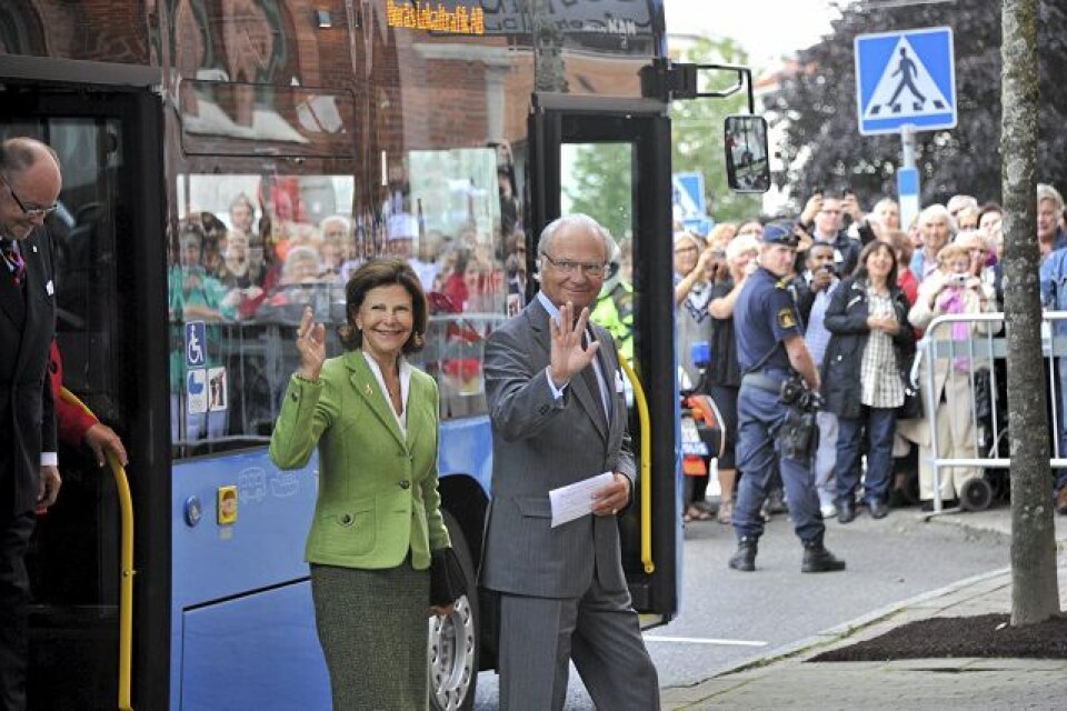 Drottning Silvia och kungen kommer i morgon fredag. Fast de kliver knappast av bussen som på den här arkivbilden. 
FOTO: SCANPIX