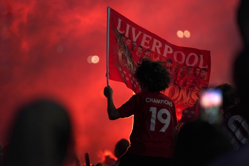 Liverpoolsupportrar utanför Anfield firar klubbens ligaguld under natten mot fredag.