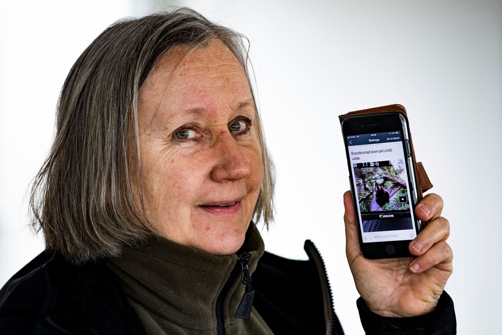 Ingrid Svensson har koll på fåglarna till och med i sin telefon.