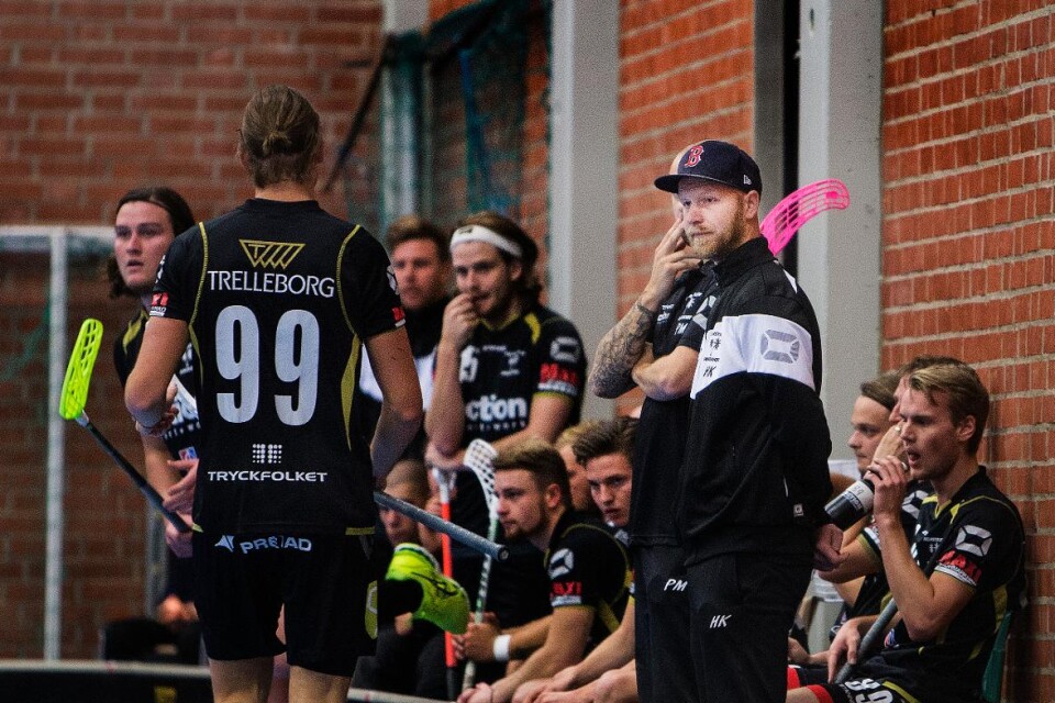 Det har inte varit någon lätt säsong i division 1 för tränaren Henrik Kronholm och hans Palmstaden. Foto: Tomas Nyberg