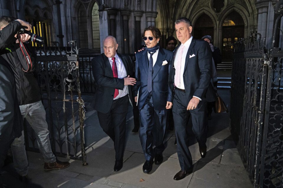 Johnny Depp lämnar domstolen i London efter att ha närvarat vid ett preliminärt förhör inför rättegången mot tidningen The Suns ägare.