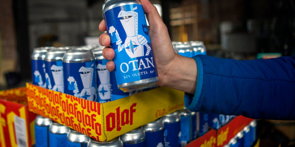 Ölburkarna är inspirerade av försvarsalliansen Natos logo. Namnet "Otan" är också en ordlek.