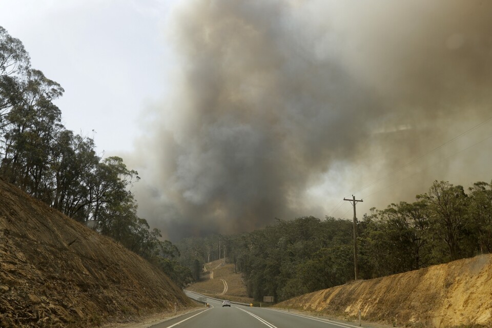Räddningstjänsten kämpar mot omfattande bränder i staden Perth, där människor uppmanas att lämna sina hem. Bilden är från förra sommaren, då enorma bränder härjade i delstaterna New South Wales och Victoria. Arkivbild.