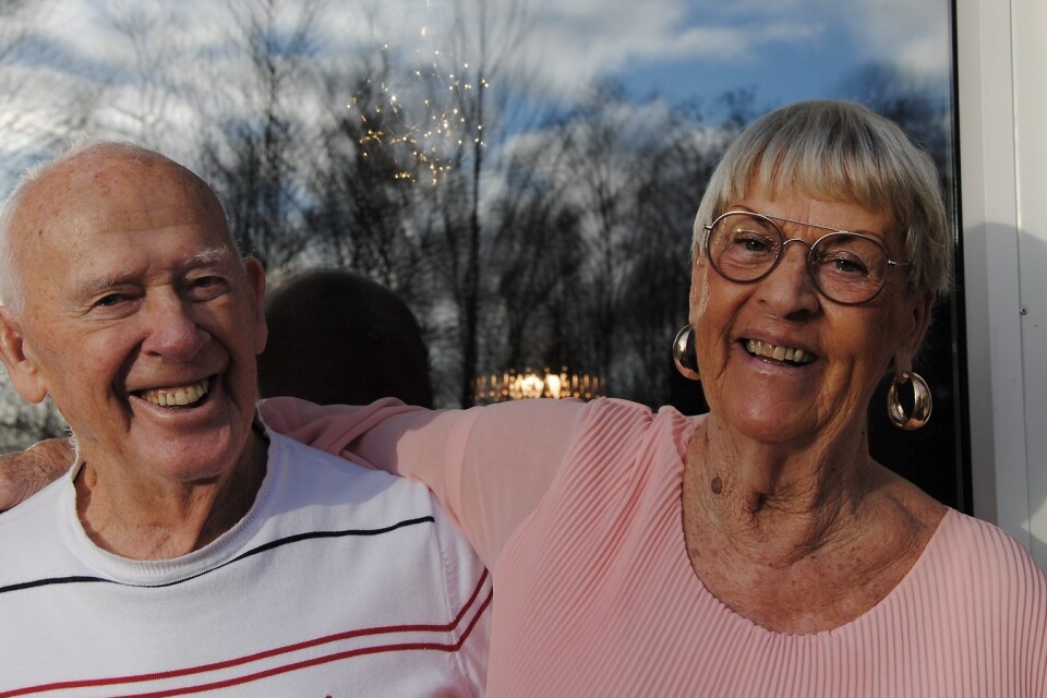 Ann-Marie Österberg, 79, och Oskar Niit, 99, hamnade efter många och långa vägar i ett radhus i Osby, där de stormtrivs. FOTO: SUSANNE GÄRE